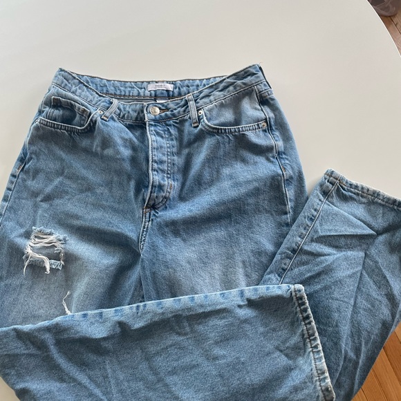 Forever 21 Light Wash Ripped Jeans - Picture 3 of 6